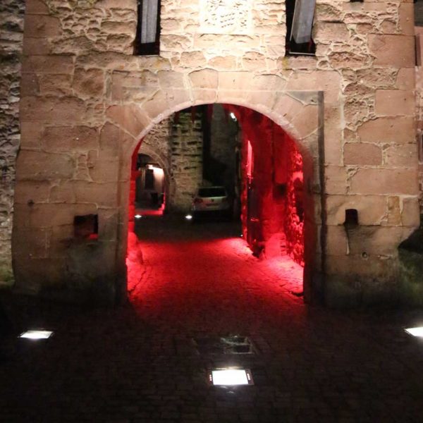 La-porte-fortifiée-Dolder-de-Riquewihr-Fosses-projecteur-CJCJ