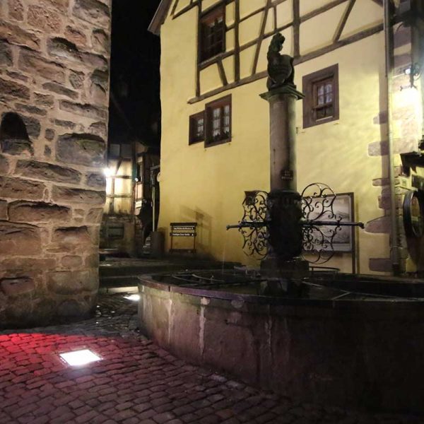 La-porte-fortifiée-et-remparts-Dolder-de-Riquewihr-Fosses-projecteur-CJCJ-2