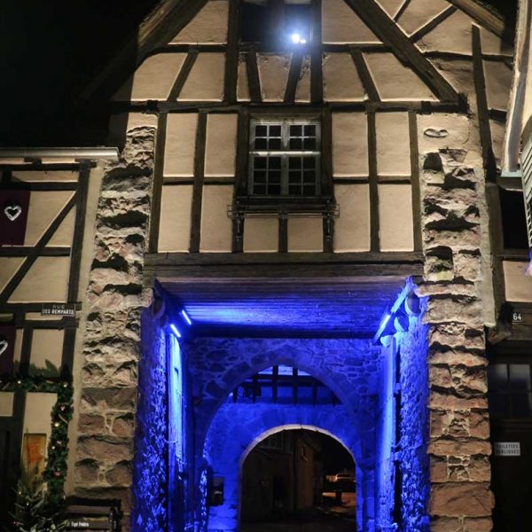 La-porte-fortifiée-et-remparts-Dolder-de-Riquewihr-Fosses-projecteur-CJCJ-3