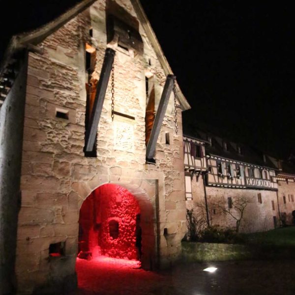 La-porte-fortifiée-et-remparts-Dolder-de-Riquewihr-Fosses-projecteur-CJCJ