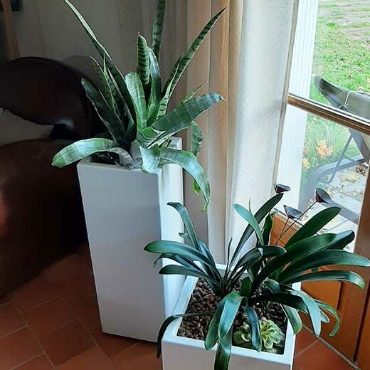 Jardinière colonne blanche pour intérieur en fibre ciment sur mesure