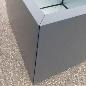 Zoom sur la finition d'un angle d'une jardinière STEELAB SPA