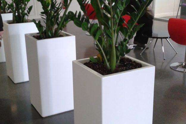 Jardinière colonne IMAGE'IN ICH fabriqué sur mesure, en France, en fibre ciment, couleur au choix.