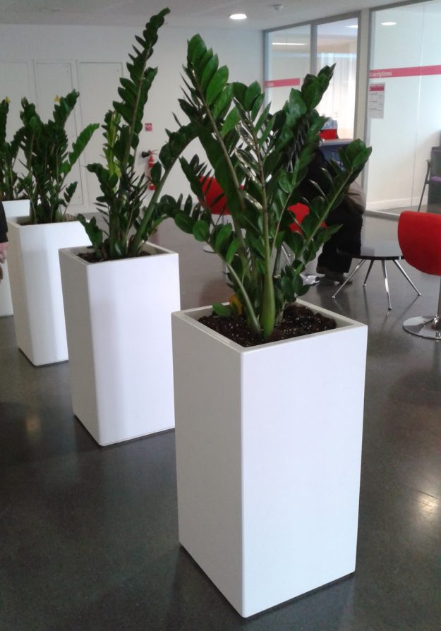 Jardinière colonne IMAGE'IN ICH fabriqué sur mesure, en France, en fibre ciment, couleur au choix.