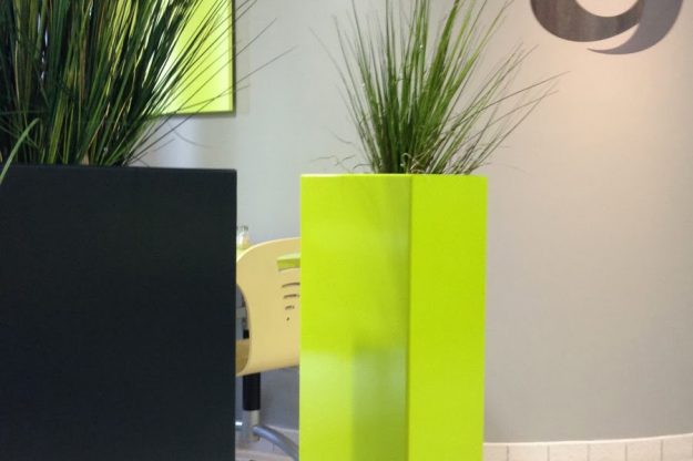 Jardinière colonne IMAGE'IN ICH fabriqué sur mesure, en France, en fibre ciment, couleur au choix.