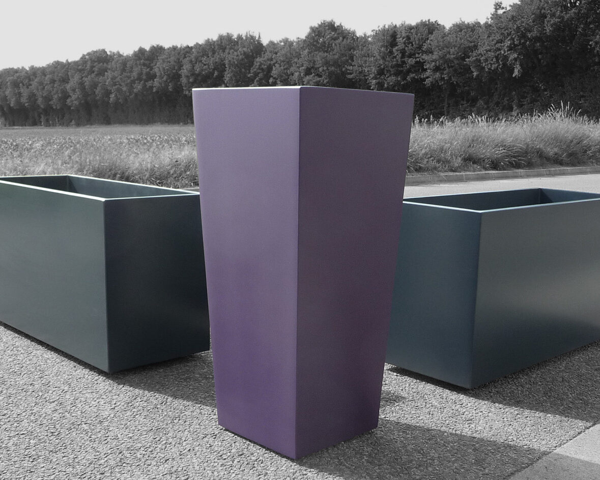Jardinière évasée IMAGE'IN couleur aubergine et rectangles gris anthracite