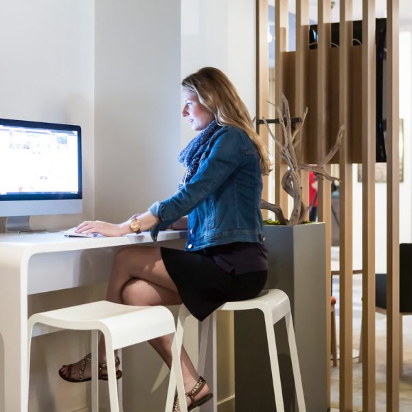 Jardinière colonne IMAGE'IN ICH fabriqué sur mesure, en France, en fibre ciment, couleur au choix.