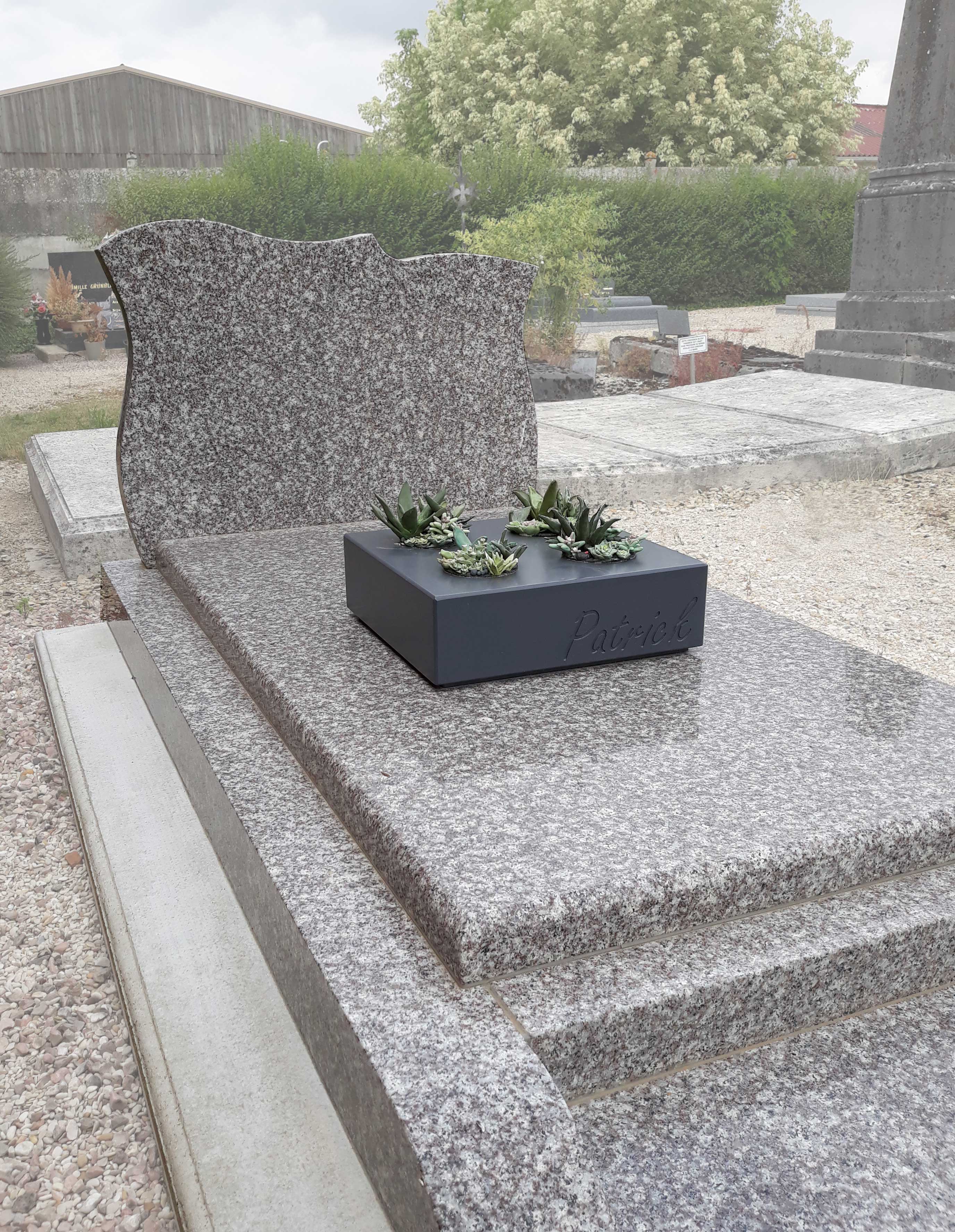 Image'In grave pot