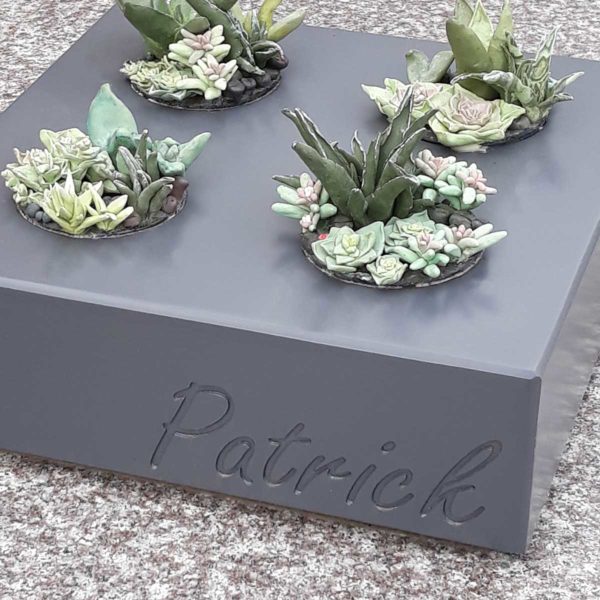 IMAGE’IN-Pot-gravé-pour-décoration-tombale-zoom Pot pour tombe IMAGE'IN - Pots durables pour tombe