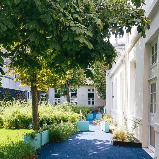 Jardinières-IMAGE’IN-et-Bac-Portillon-STEELAB—Ecole-et-crèche-séparation-espace-2 Séparation d'espaces avec des jardinières fines IMAGE'IN