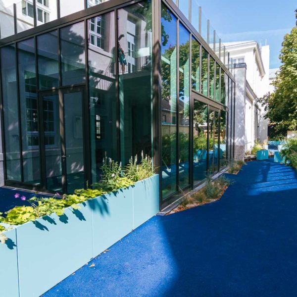 Jardinières-IMAGE’IN-et-Bac-Portillon-STEELAB—Ecole-et-crèche-séparation-espace Séparation d'espaces avec des jardinières fines IMAGE'IN