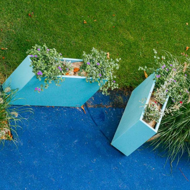 Space dividers with IMAGE'IN thin planters