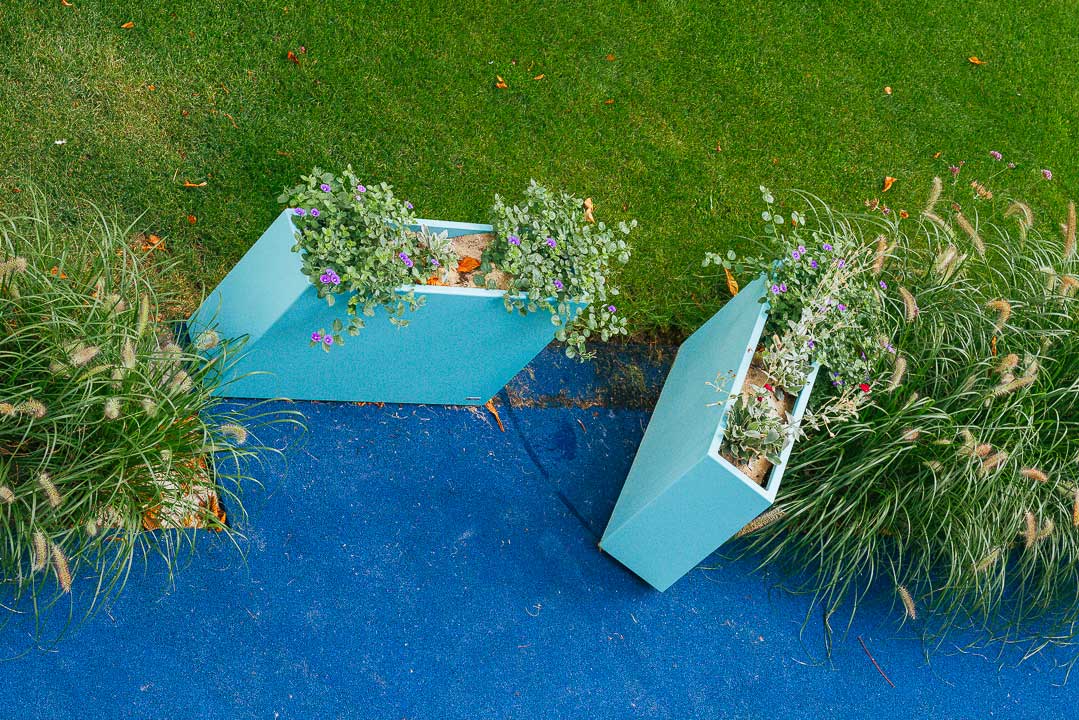 Space dividers with IMAGE'IN thin planters