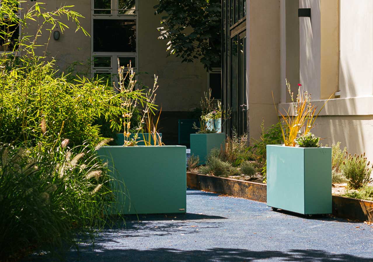 Space dividers with IMAGE'IN thin planters