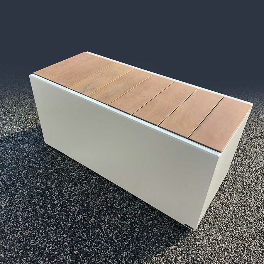 Banc avec rangement image'in. Assis bois amovible en lames de bois exotique transversales