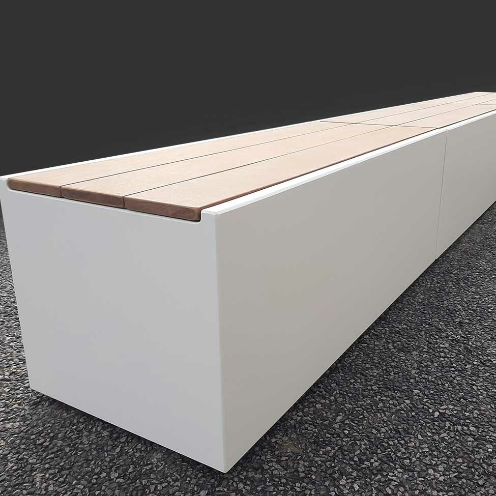 Banc avec rangement image'in. Assis bois amovible en lames de bois exotique longitudinales et débouchantes en bouts