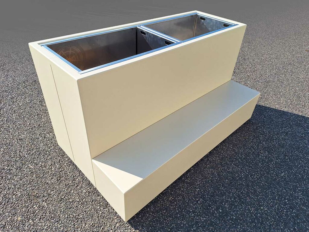 Jardinière STEELAB SBA avec bacs de culture de hauteurs réduite amovibles, angles soudés, et banquette attenante