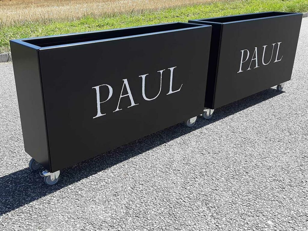 Jardinières STEELAB SAA en aluminium assemblé avec roulettes visibles freinées et logotage des Boulangeries PAUL