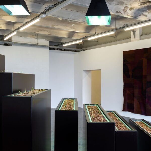 Jardinières en tôlerie aluminium assemblées avec bacs de culture amovibles