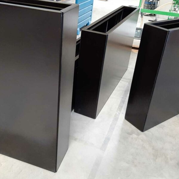 Habillages thermolaqués pour Jardinières en tôlerie aluminium assemblées avec bacs de culture amovibles