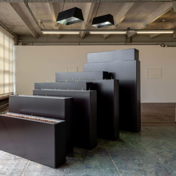 Jardinières en tôlerie aluminium assemblées avec bacs de culture amovibles