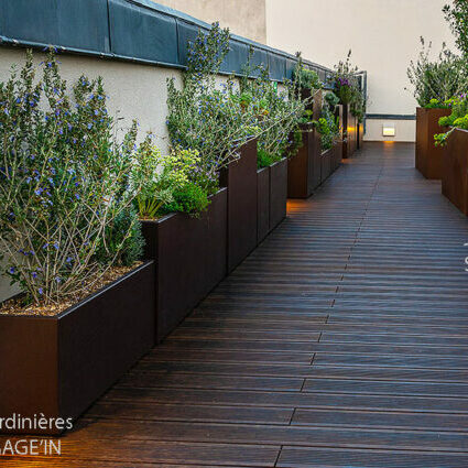 Association Jardinieres IMAGE’IN et STEELAB SAS Opéra Victoire R Association jardinières rectangulaires IMAGE'IN en fibre ciment finition aspect "rouillé" et Bacs de plantation STEELAB en tôlerie Aluminium