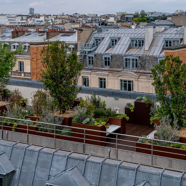 Ensembles Jardinieres et bancs STEELAB SAS Opéra Victoire 5 Association jardinières IMAGE'IN en fibre-ciment et STEELAB en Aluminium