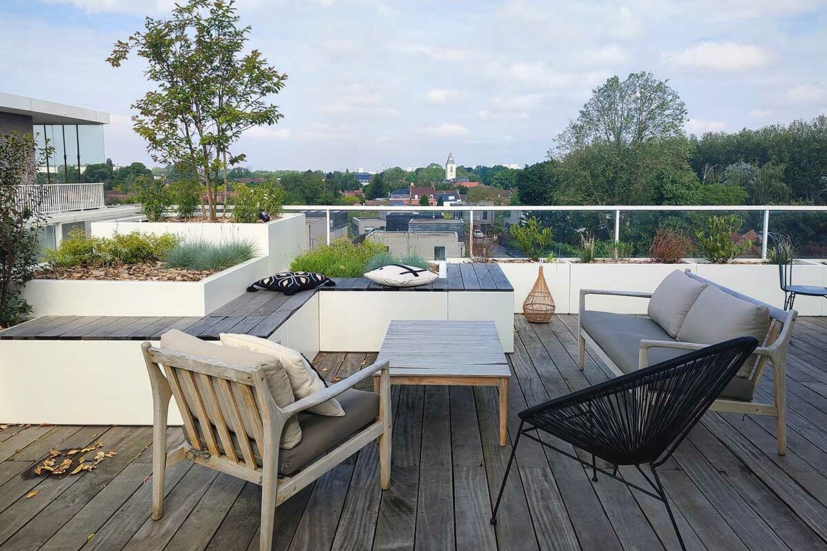 Jardinières et banquettes IMAGE'IN associés à de gros bacs et coffres étanches STEELAB