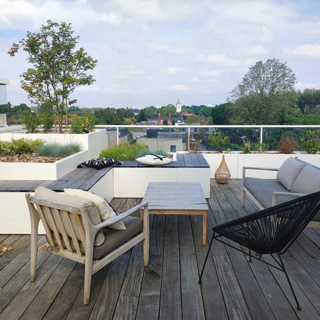 Jardinières et banquettes IMAGE'IN associés à de gros bacs et coffres étanches STEELAB