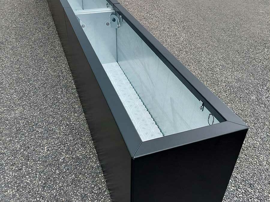Grande longueur de jardinières. Bacs de cultures avec panneaux d'habillage thermolaqués amovibles sur les faces visibles - Gamme STEELAB SPA-L