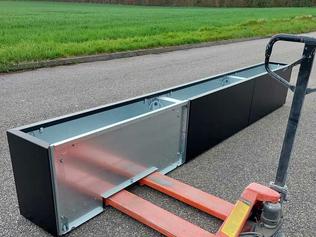 Jardinières mobiles manutentionnables au transpalette. Bacs de cultures avec panneaux d'habillage thermolaqués amovibles sur les faces visibles - Gamme STEELAB SPA-L