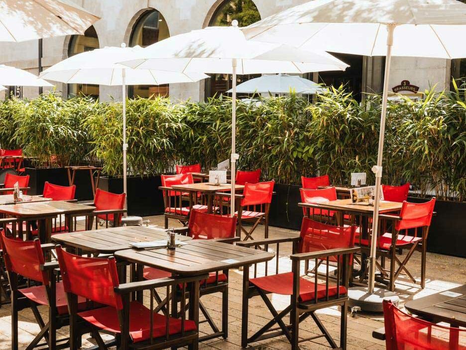 Terrasse de restaurant bordée d'une grande longueur de jardinières. Bacs de cultures avec panneaux d'habillage thermolaqués amovibles sur les faces visibles - Gamme STEELAB SPA-L