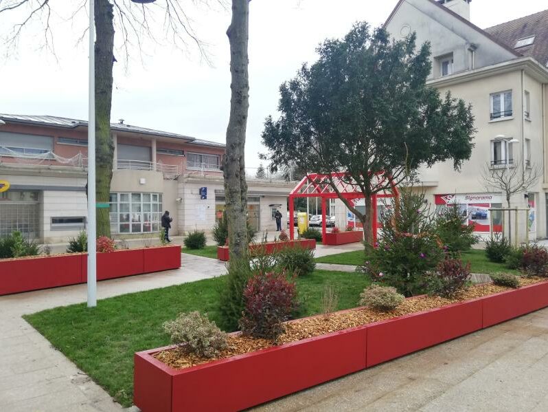 Grand linéaire de jardinières. Bacs de cultures avec panneaux d'habillage thermolaqués amovibles sur les faces visibles - Gamme STEELAB SPA-L