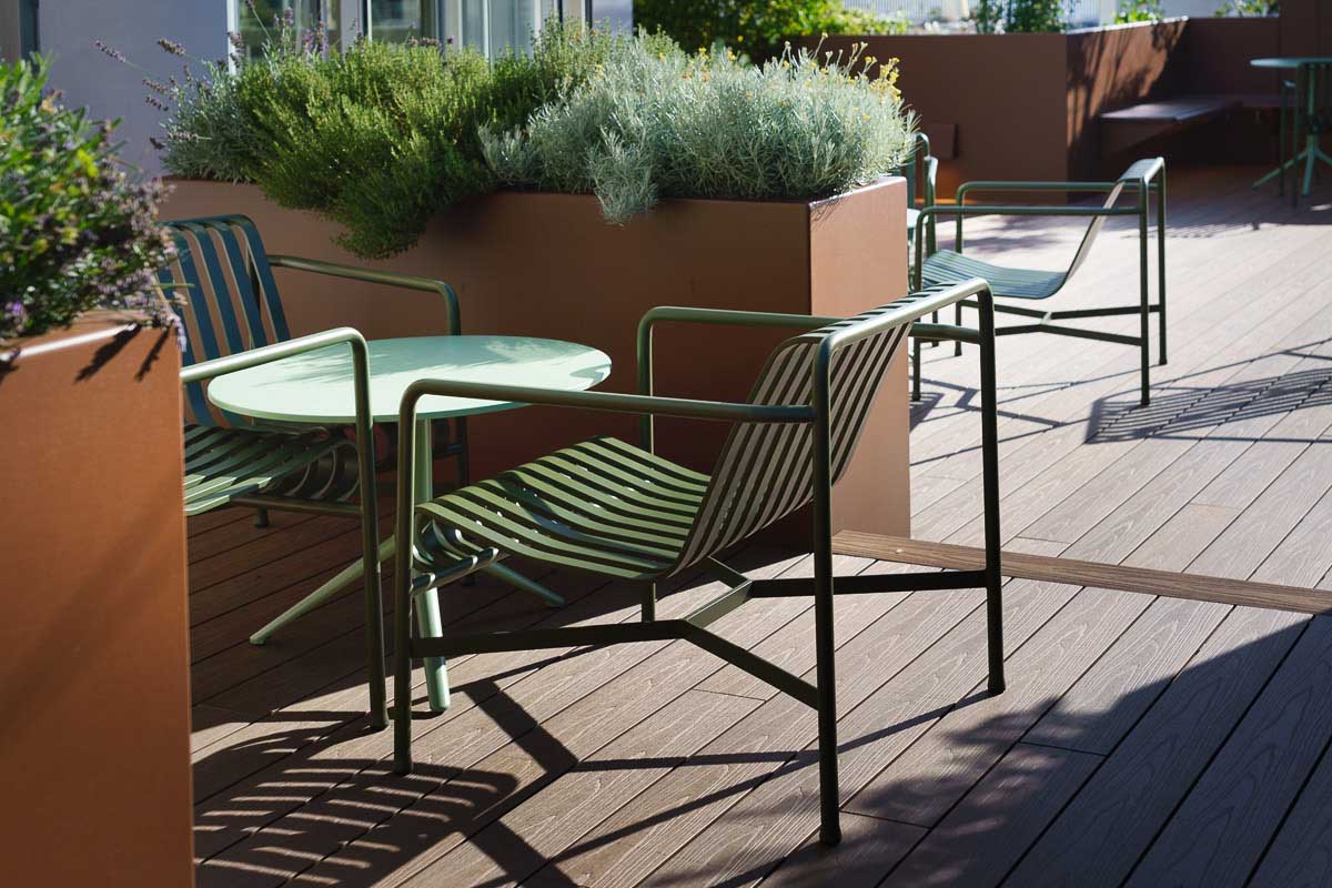 Zoom - Coin cocoon - avec les jardinières sur mesure en aluminium de la marque STEELAB de chez ATELIER SO GREEN