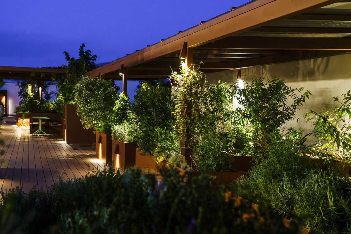 Vue de nuit des Jardinières sur mesure avec éclairage intégré - Fabrication en France, en aluminium à la marque STEELAB de chez ATELIER SO GREEN
