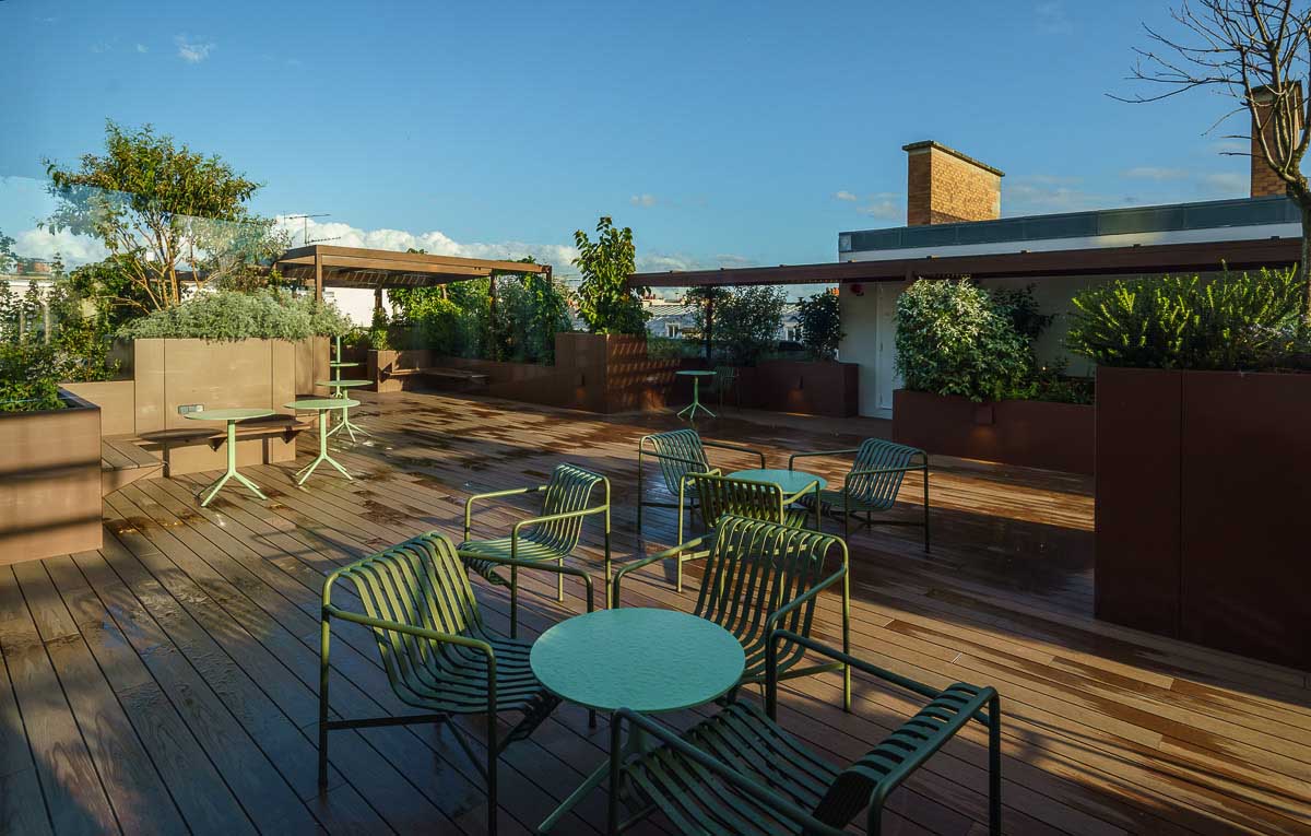 Vue d'ensemble de la terrasse avec les Jardinières sur mesure en aluminium de la marque STEELAB de chez ATELIER SO GREEN