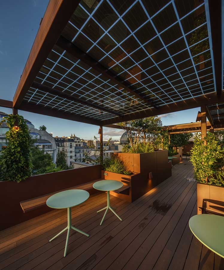 Belle terrasse avec les jardinières sur mesure en aluminium de la marque STEELAB de chez ATELIER SO GREEN