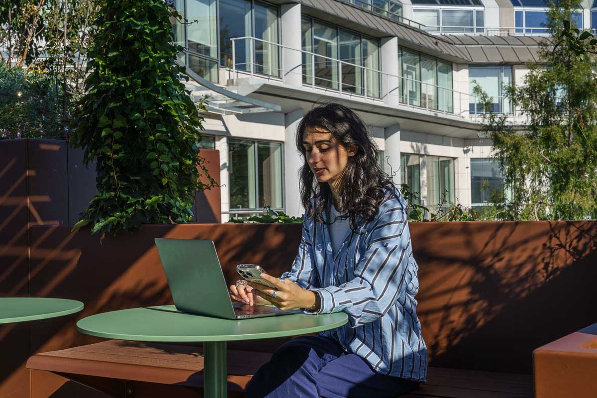 Aménagement d'un espace de travail végétalisé en terrasse avec les jardinières et banquettes sur mesure en aluminium de la marque STEELAB de chez ATELIER SO GREEN