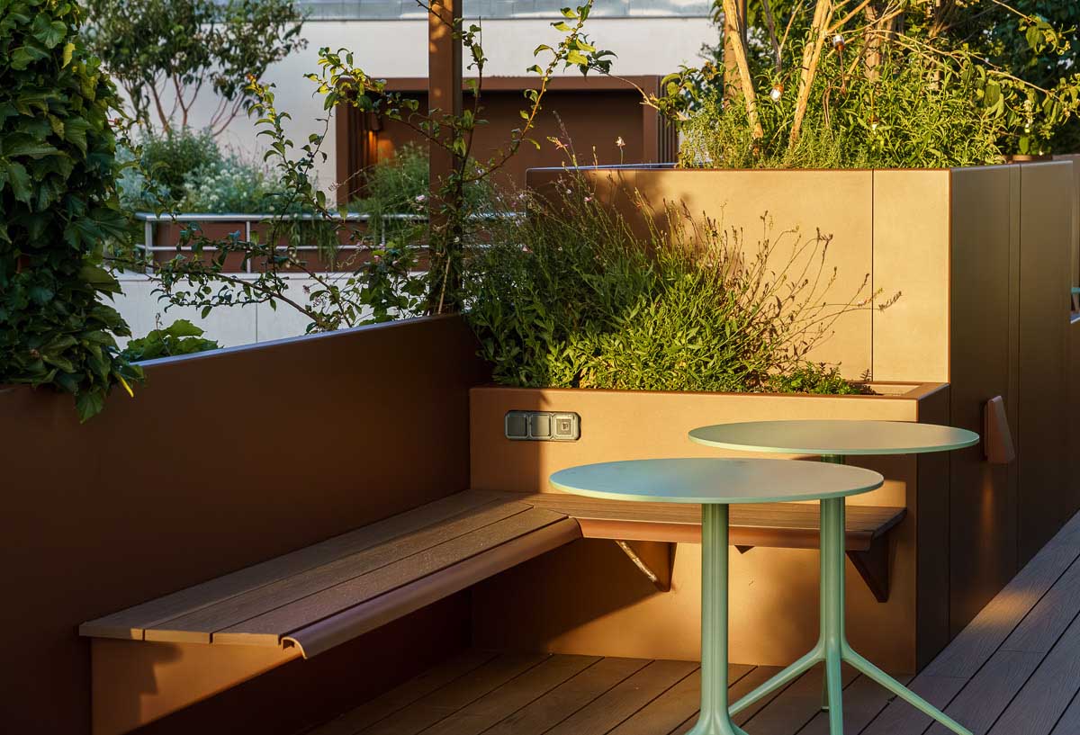 Jardinières avec banc suspendu intégré - Fabrication sur mesure en aluminium de la marque STEELAB de chez ATELIER SO GREEN