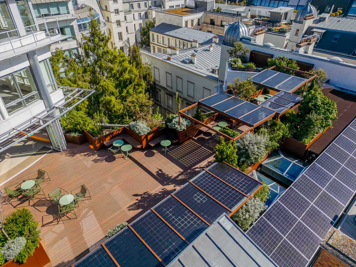 Terrasse vue du ciel - Aménagement avec les bacs à plantes sur mesure en aluminium de la marque STEELAB de chez ATELIER SO GREEN