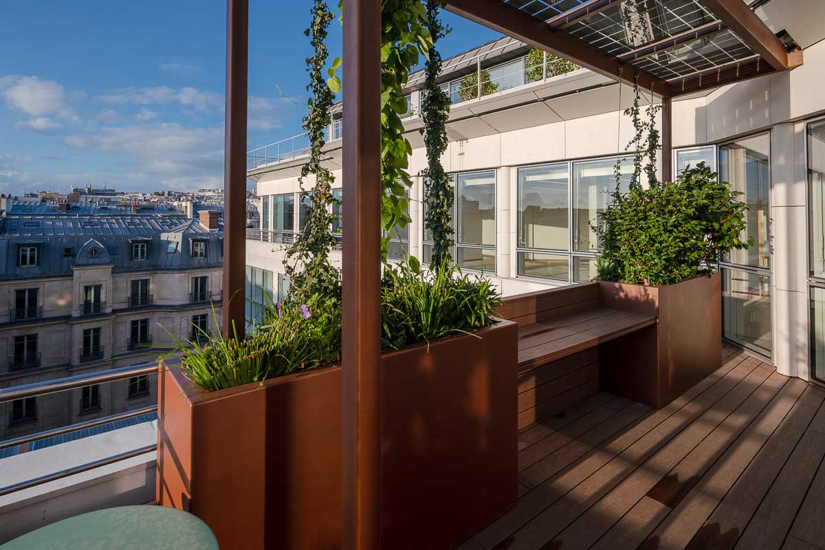 Jardinières et tablette de travail sur mesure en aluminium de la marque STEELAB de chez ATELIER SO GREEN