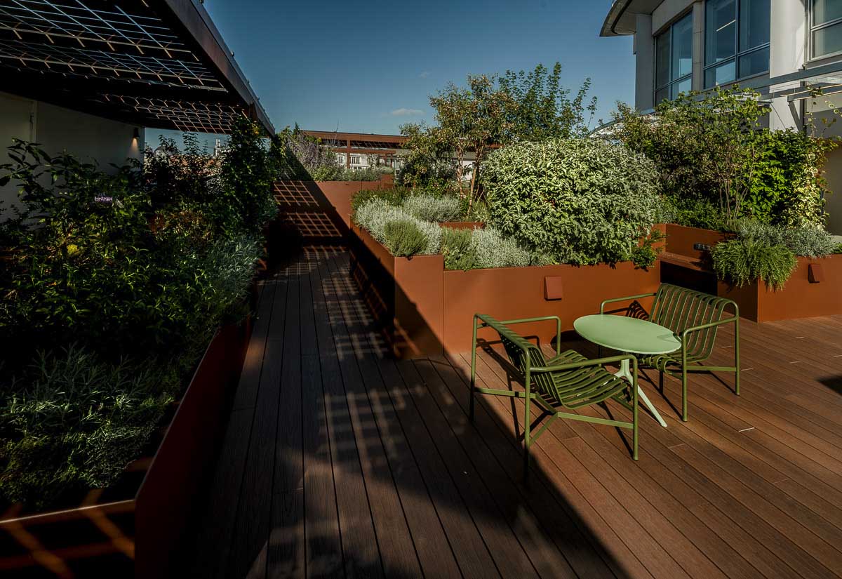 Aménagement de terrasse en rooftop avec les Jardinières sur mesure en aluminium de la marque STEELAB de chez ATELIER SO GREEN