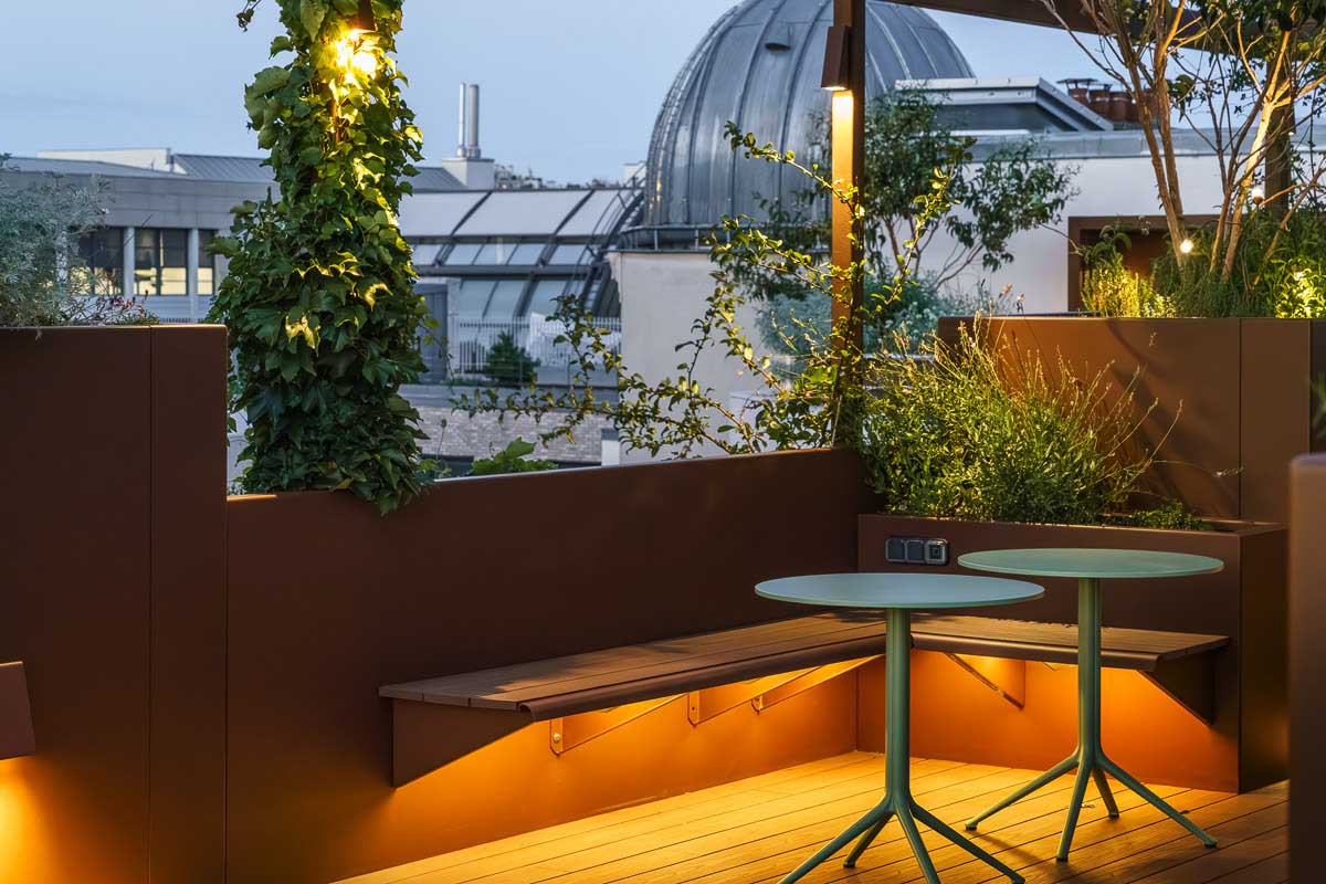 Jardinières avec banquette intégrée fabriqué en France et sur mesure en aluminium de la marque STEELAB de chez ATELIER SO GREEN