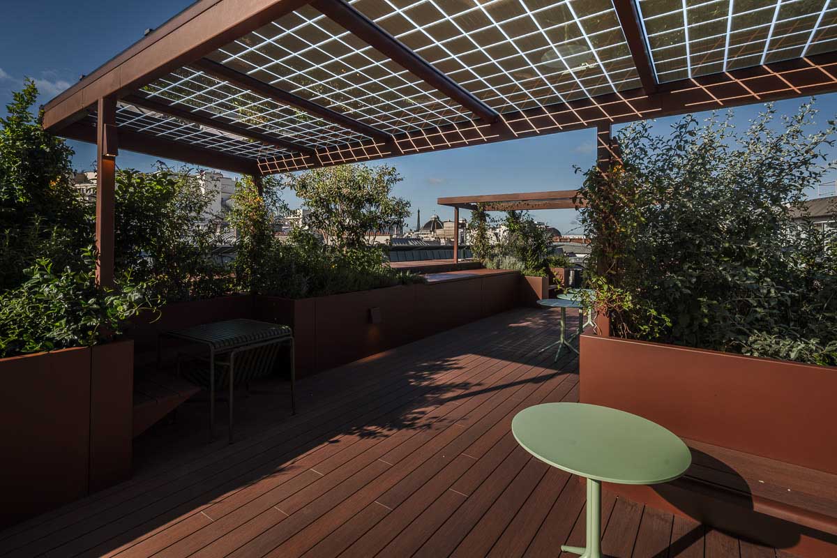 Tout un aménagement sur mesure avec les bacs , bancs et coffres en aluminium de la marque STEELAB de chez ATELIER SO GREEN