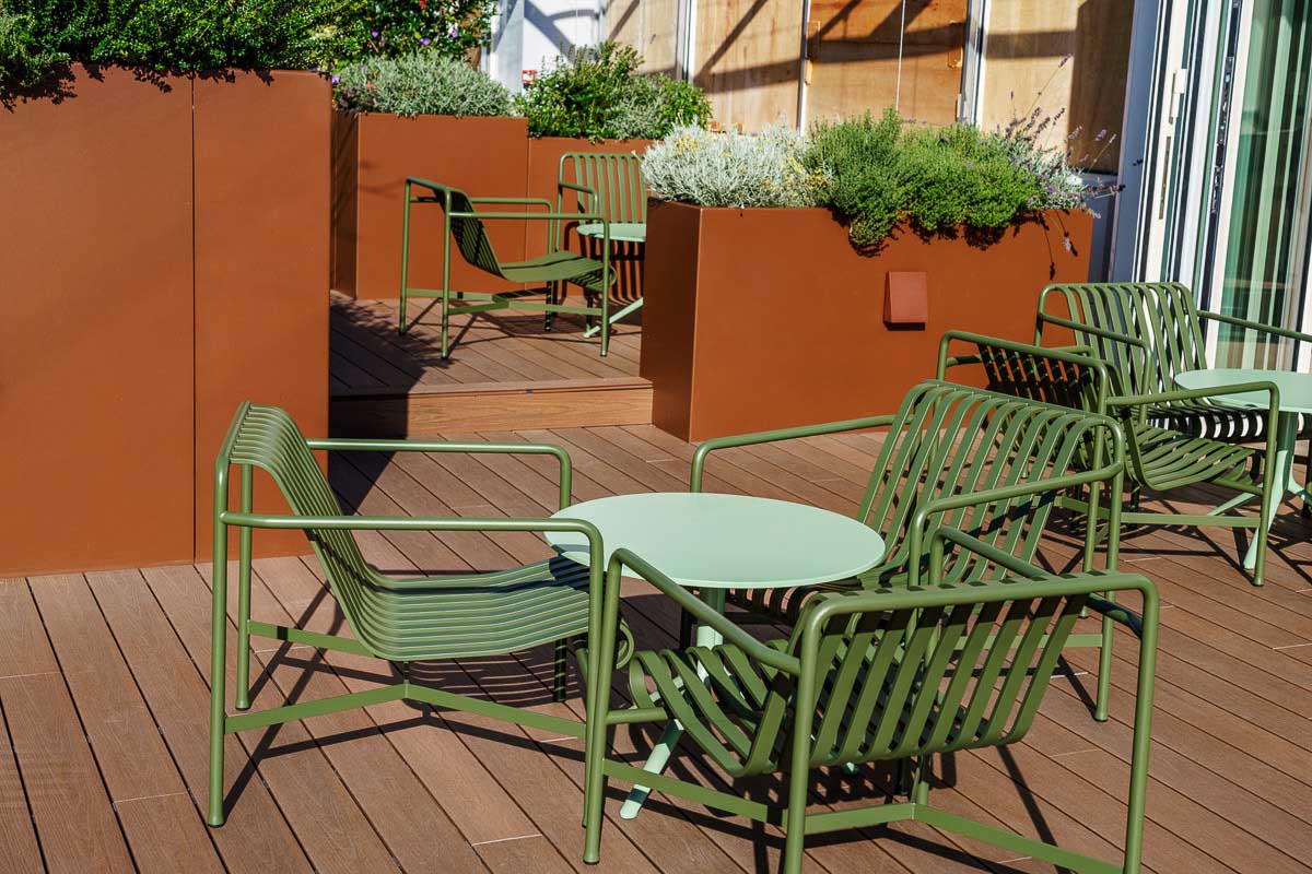 Aménagement de terrasse avec les Jardinières sur mesure en aluminium de la marque STEELAB de chez ATELIER SO GREEN