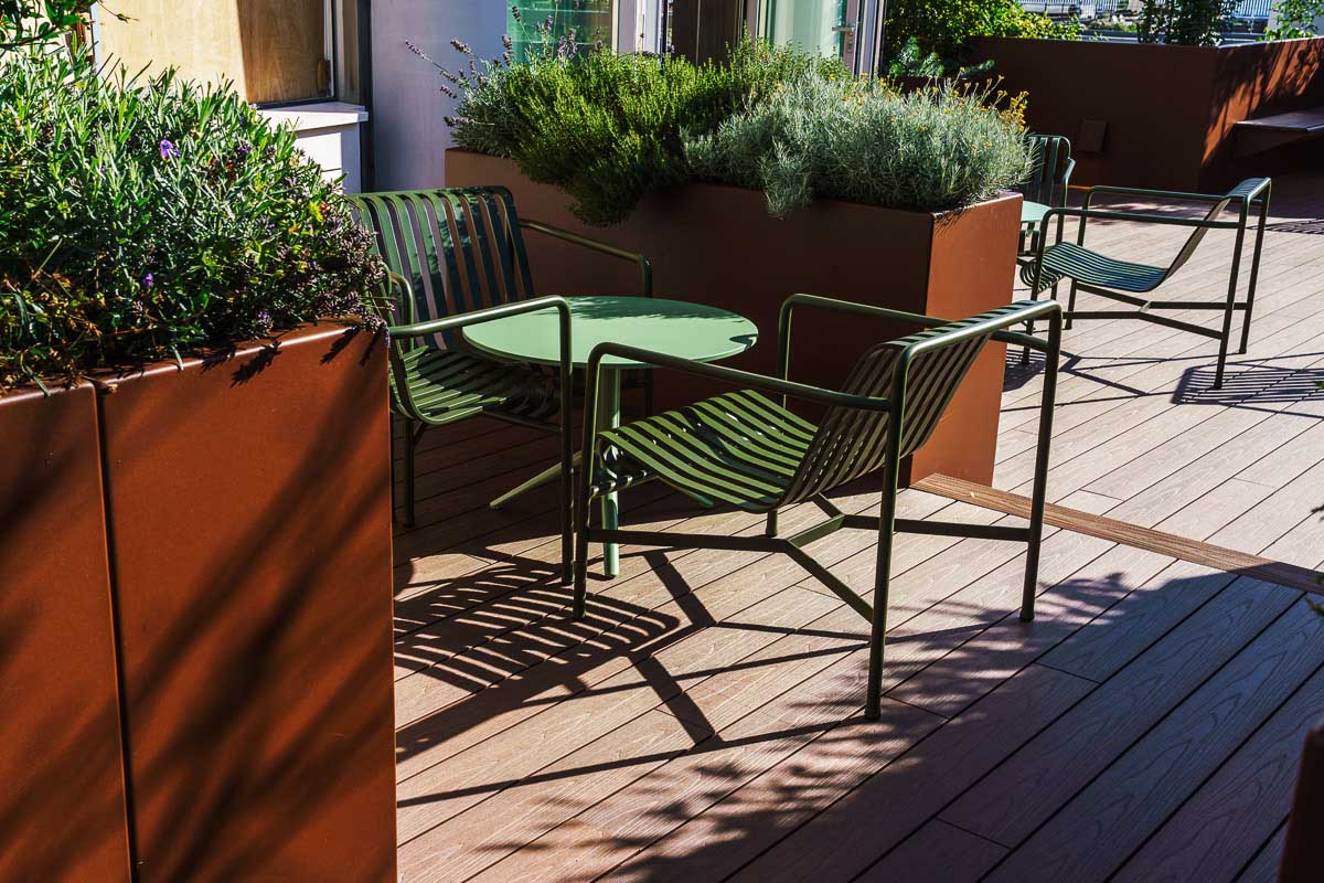 Zone de rencontre cocoon réalisée avec les jardinières sur mesure en aluminium de la marque STEELAB de chez ATELIER SO GREEN