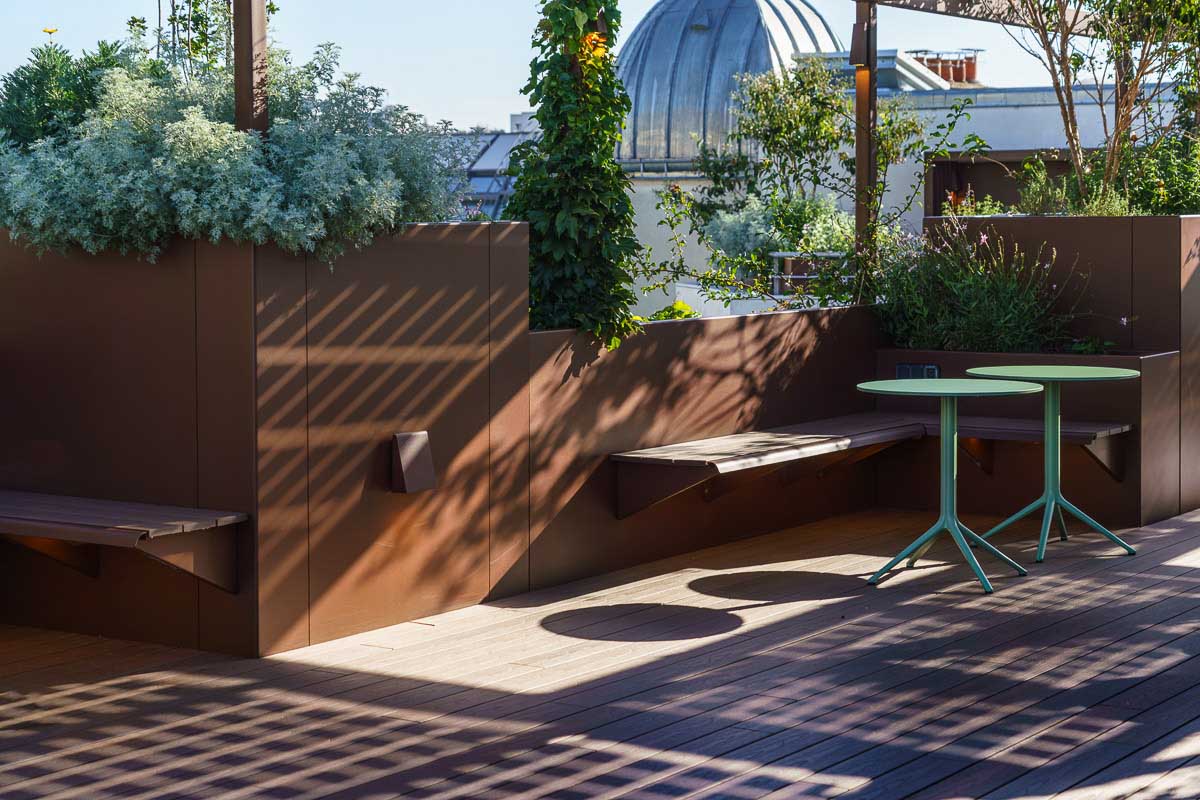 Jardinières avec banquette suspendue sur mesure en aluminium de la marque STEELAB de chez ATELIER SO GREEN