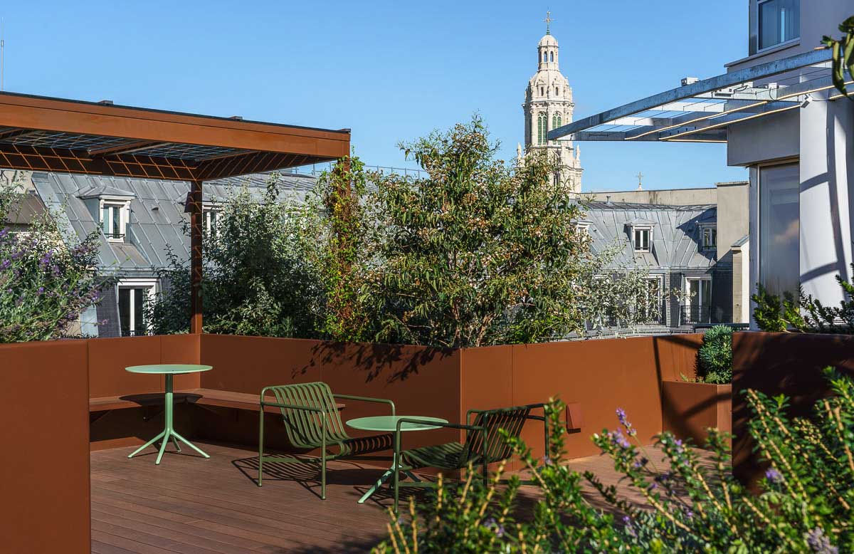 Aménagement sur mesure avec les bacs à fleurs en aluminium de la marque STEELAB de chez ATELIER SO GREEN