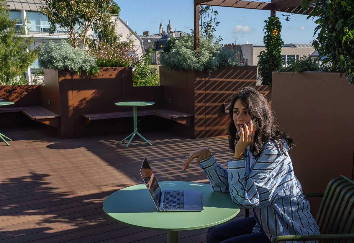 Zone de travail cocon avec les jardinières et banquettes sur mesure en aluminium de la marque STEELAB de chez ATELIER SO GREEN