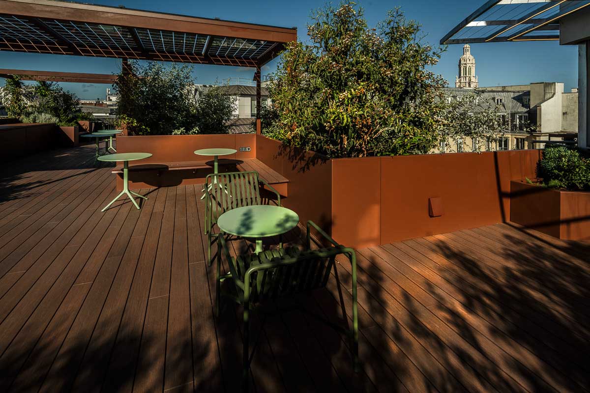 Jardinières sur mesure en aluminium avec intégration de prises et luminaires - marque STEELAB de chez ATELIER SO GREEN
